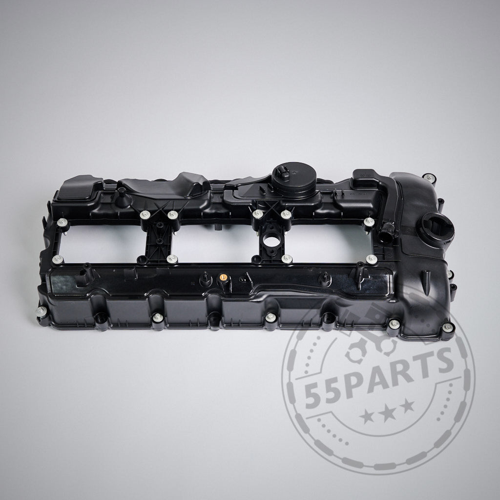 Der 55Parts Ventildeckel Zylinderkopfhaube inkl. Die Dichtung passend für BMW M2, M3, M4 mit S55 Motor ist von oben in Schwarz mit Zündspulen-Befestigungspunkten vor einem schlichten grauen Hintergrund dargestellt.