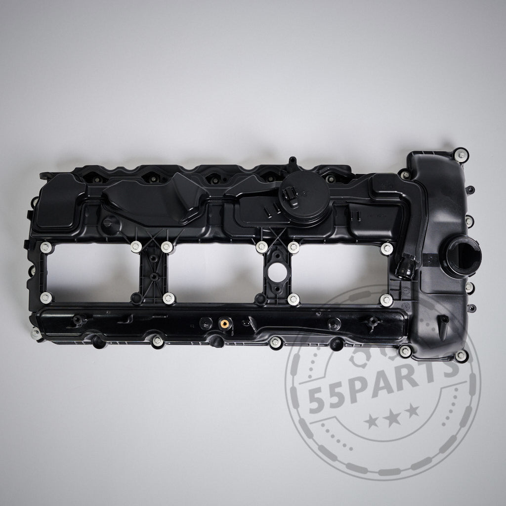 Ventildeckel Zylinderkopfhaube inkl. Dichtung passend für BMW M2, M3, M4 S55 Motor mit Befestigungsschrauben auf grauem Hintergrund sowie dezentem Wasserzeichen.