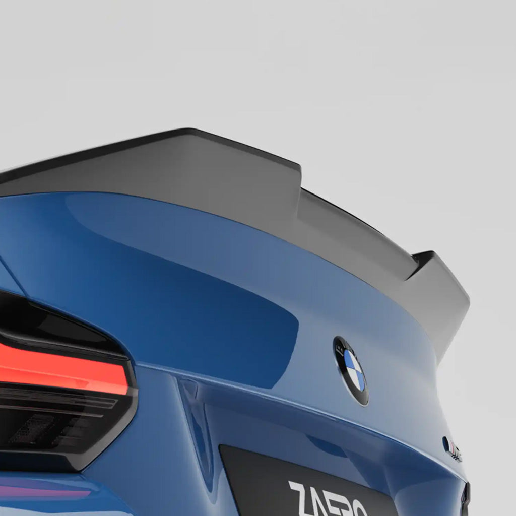 Nahaufnahme eines blauen BMW M2 G87 Hecks mit einem ZAERO Design EVO-S Heckspoiler passend für BMW M2 G87 von ZAERO und LED-Rücklicht, Teil des Nummernschildes sichtbar.