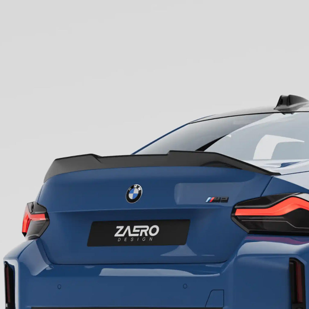 Heckansicht eines blauen BMW M2 G87 mit dem ZAERO Design EVO-S Heckspoiler und ZAERO Schriftzug auf dem Nummernschild.
