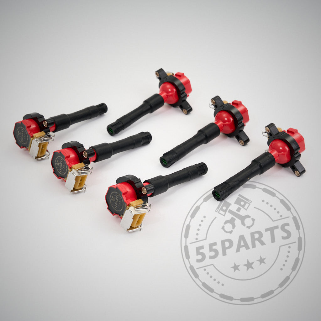 Sechs 55Parts Spezial-Zündspulen für die BMW M52-, M54-, M62-, M73-, S52- und S62-Motoren sind auf einer weißen Fläche mit einem 55Parts-Wasserzeichen angeordnet.