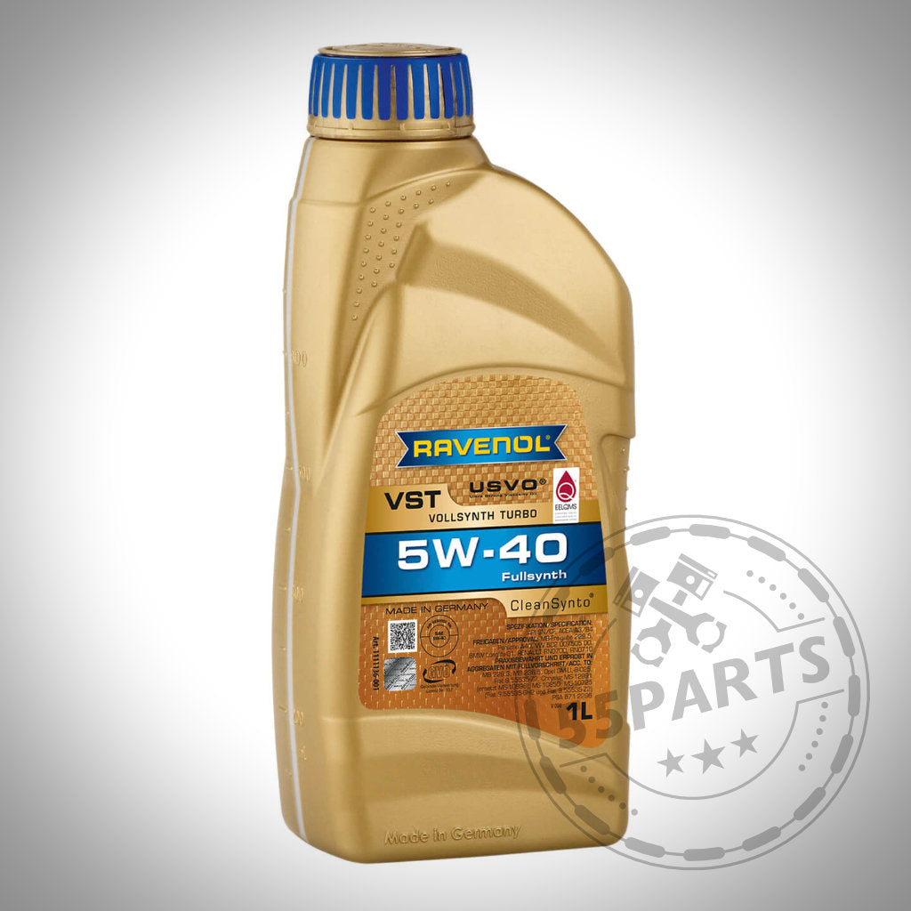 Eine 1-Liter-Flasche Ravenol RAVENOL VollSynth Turbo VST SAE 5W-40 vollsynthetisches Motoröl mit CleanSynto Technologie, mit goldener Kappe und Etikett.