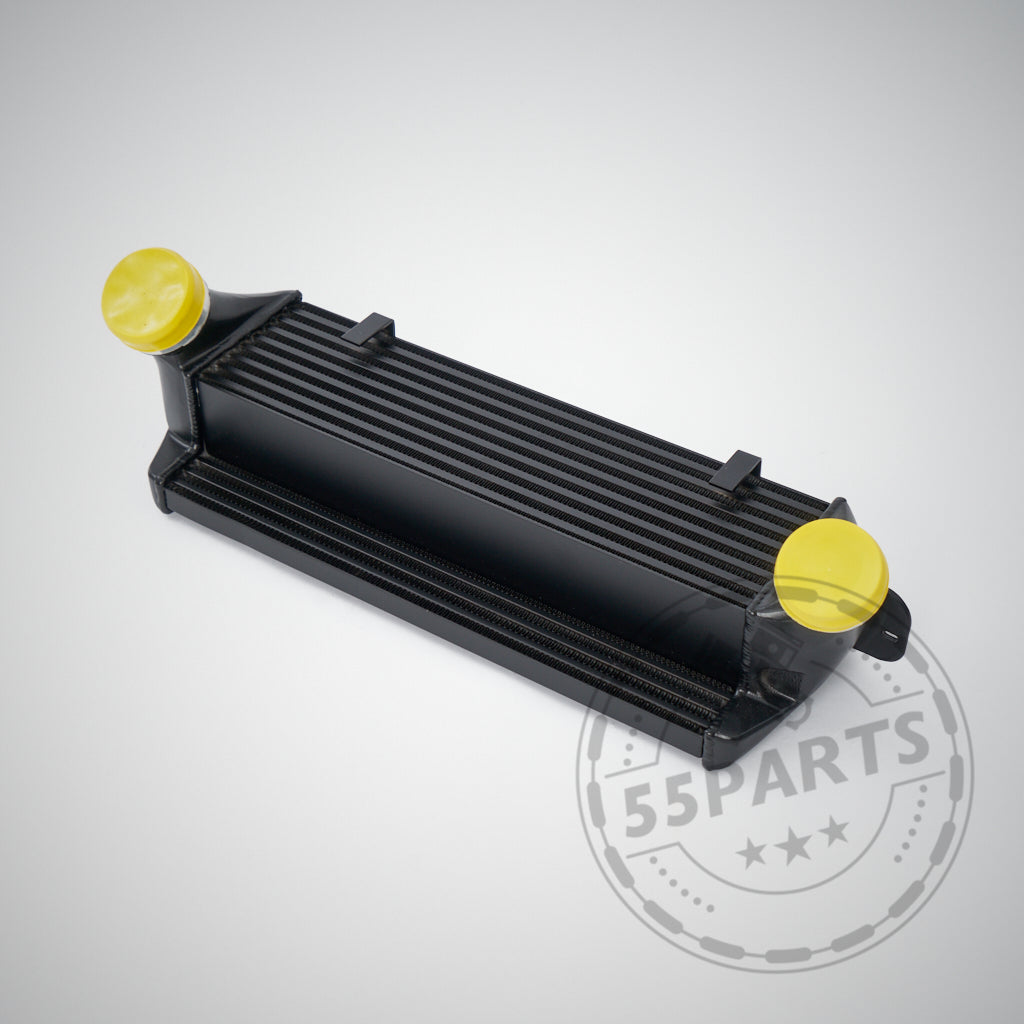 55Teile Upgrade Ladeluftkühler passend für BMW E8x E9x 118D 120D 123D 320D N47, schwarz mit gelben Endkappen, ideal für FBO Setup, auf hellem grauen Hintergrund abgebildet.