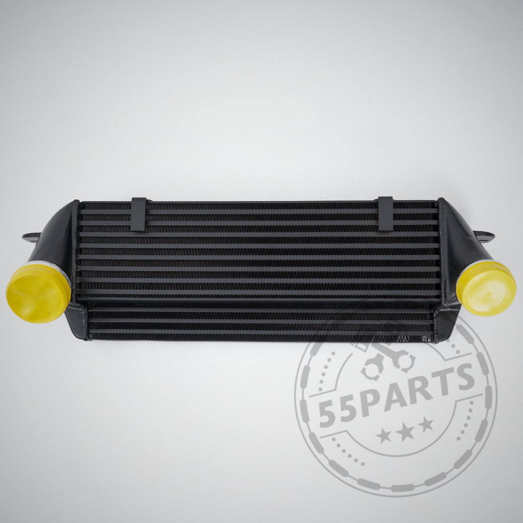 Upgrade Ladeluftkühler passend für BMW E8x/E9x 118D/120D/123D/320D N47 mit gelben Endkappen auf hellem Hintergrund inkl. 55Partss Wasserzeichen – ideal für Tuning oder FBO-Setup.