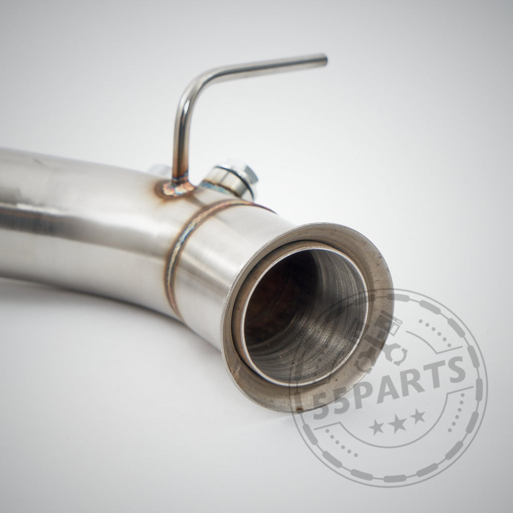 Nahaufnahme einer 55Parts Catless Katlose Downpipe (DPF-Entfernung) mit angeschweißter Halterung und Logo, entwickelt passend für BMW 116d, 118d, 120d, 123d, 318d, 320d und 520d E-Serie N47. Strömungsoptimiert für höheren Ladedruck und verbesserte Leistung.