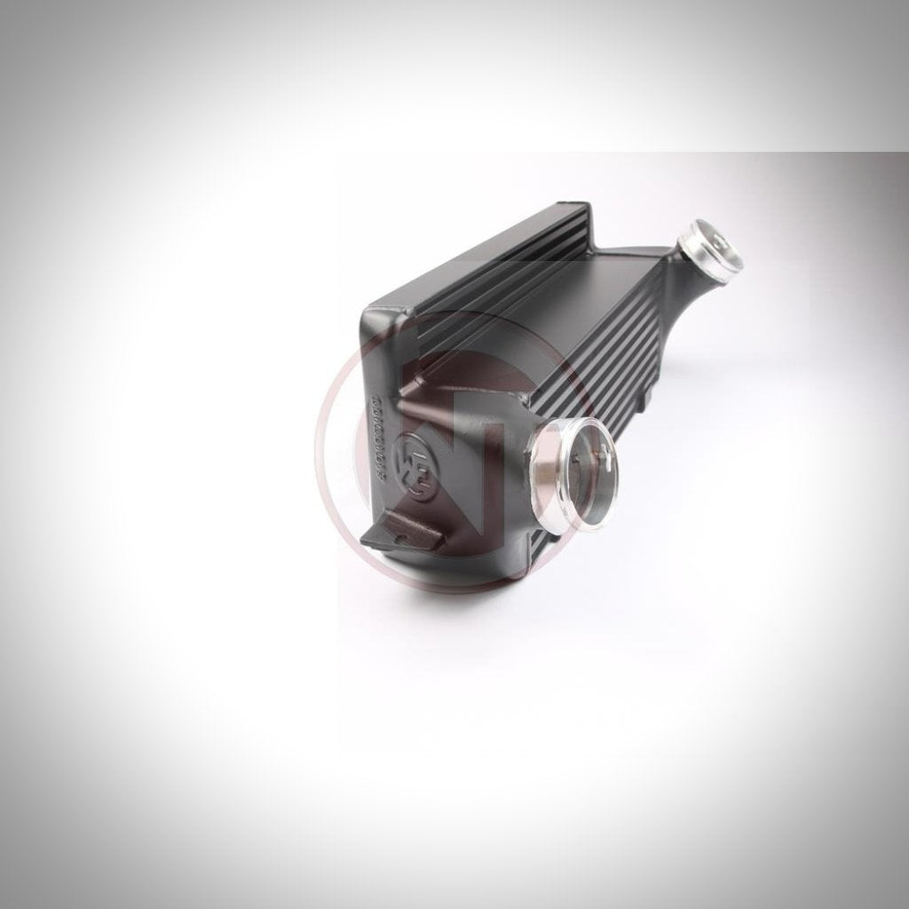 Der Wagner Tuning Evo 1 Performance Ladeluftkühler passend für BMW 135i, 1er M Coupé und 335i(x) N54/N55 E-Serie verfügt über polierte Aluminium-Ein-/Auslässe und ist auf weißem Hintergrund abgebildet.