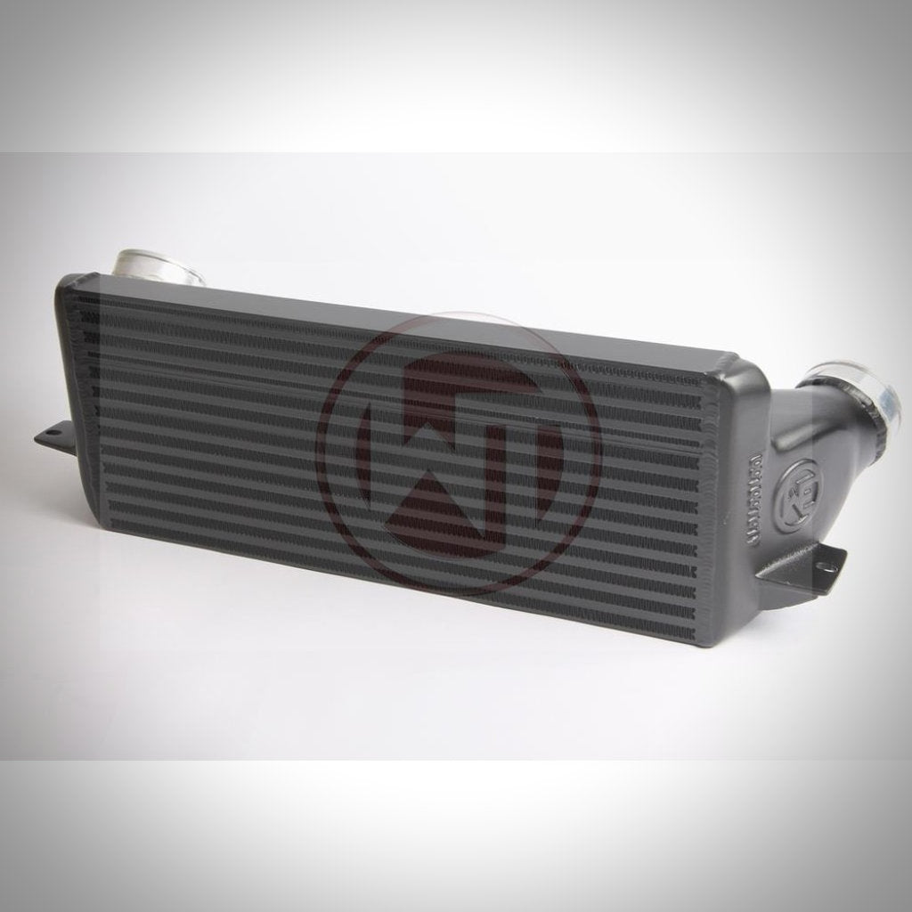 Rechteckiger schwarzer Wagner Tuning Evo 1 Performance Ladeluftkühler mit seitlichen Einlass- und Auslassrohren passend für BMW 135i, 1er M Coupé, 335i(x) N54/N55 E-Serie, abgebildet auf weißem Hintergrund.