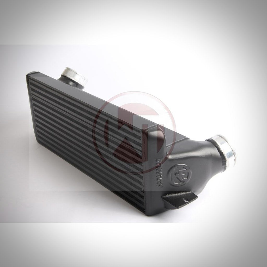 Der Wagner Tuning Evo 1 Performance Ladeluftkühler passend für BMW 135i, 1er M Coupé und 335i(x) N54/N55 E-Serie verfügt über abgewinkelte Einlass-/Auslassrohre und ist auf weißem Hintergrund abgebildet.