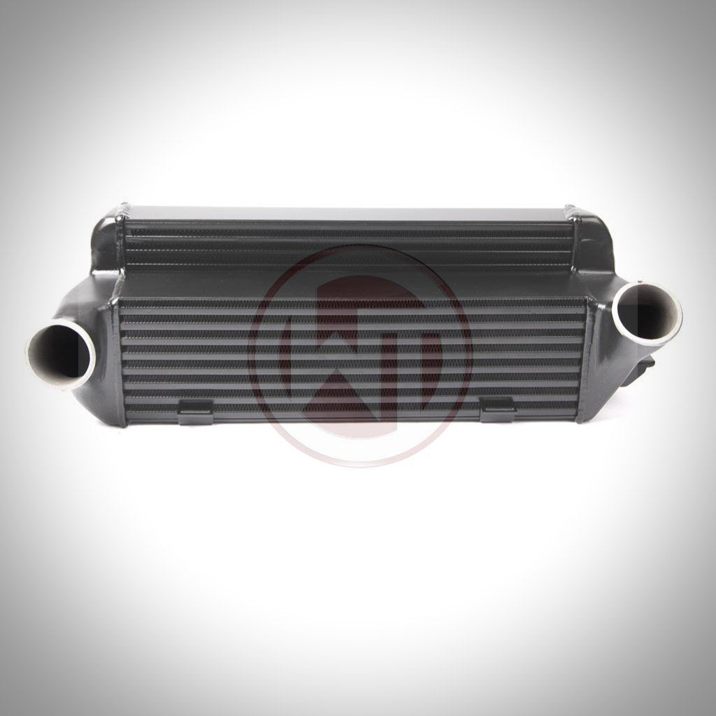 Vorderansicht eines Wagner Tuning Evo 2 Competition Ladeluftkühlers passend für BMW 135i, 1er M Coupé und 335i(x) N54/N55 E-Serie mit zwei großen seitlichen Einlässen auf weißem Hintergrund.