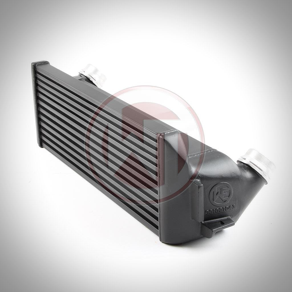 Wagner Tuning Evo 1 Competition Ladeluftkühler passend für BMW F2x, F3x mit seitlichen Aluminium-Einlässen, perfekt für ein FBO-Setup, abgebildet auf weißem Hintergrund.