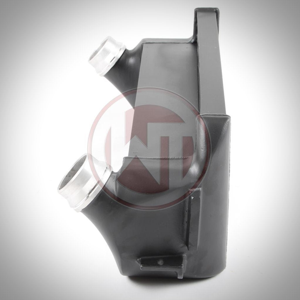 Der Wagner Tuning Evo 1 Competition Ladeluftkühler passend für BMW F2x, F3x verfügt über zwei abgewinkelte silberne Einlass-/Auslassrohre, perfekt für FBO-Setups, und wird vor einem weißen Hintergrund abgebildet.