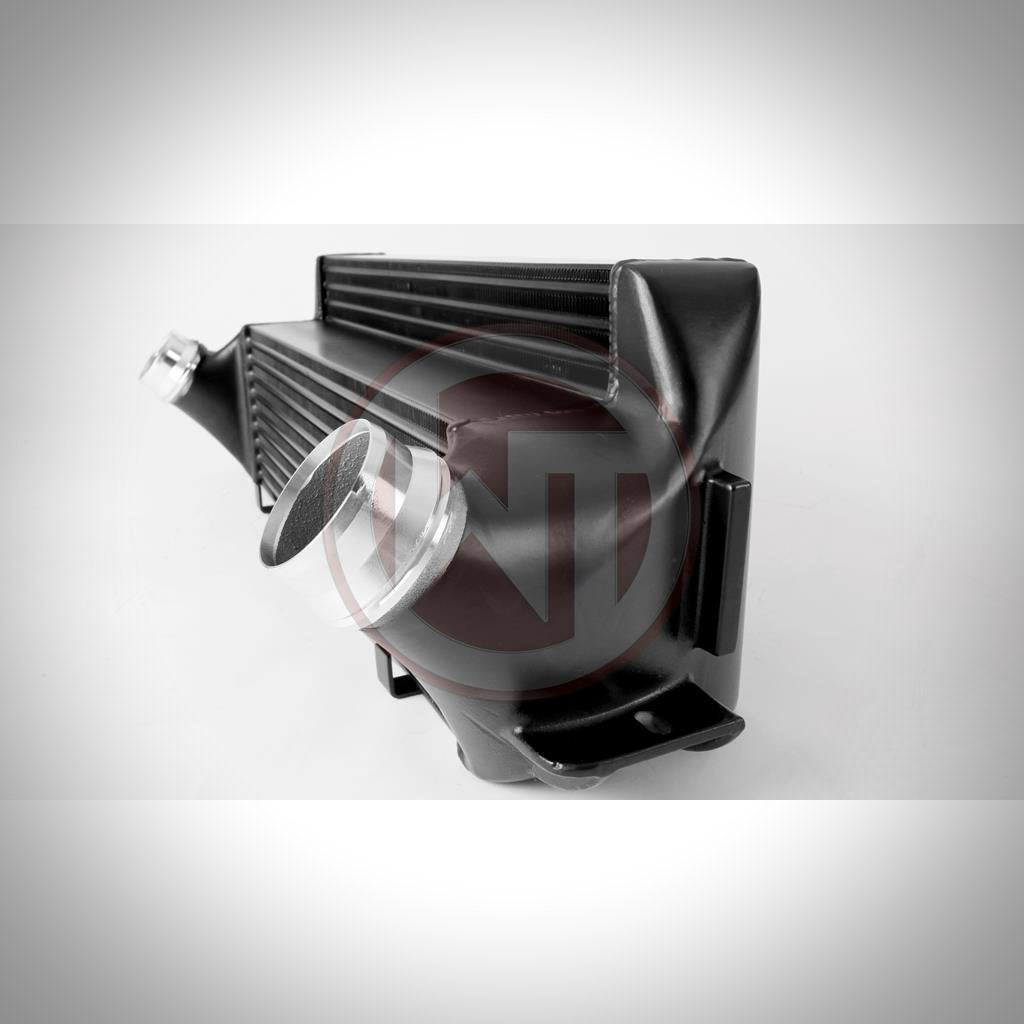 Nahaufnahme eines Wagner Tuning Evo 2 Competition Ladeluftkühlers mit Hochleistungsnetz und Metallverbindern auf weißem Hintergrund, passend für BMW F2x, F3x.