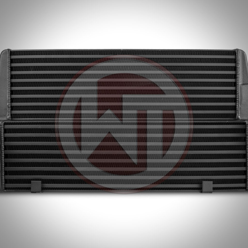 Der Wagner Tuning Evo 3 Ladeluftkühler passend für BMW 135i, 1er M Coupé und 335i(x) N54/N55 E-Serie verfügt über horizontale Lamellen und ist auf hellgrauem Hintergrund abgebildet.