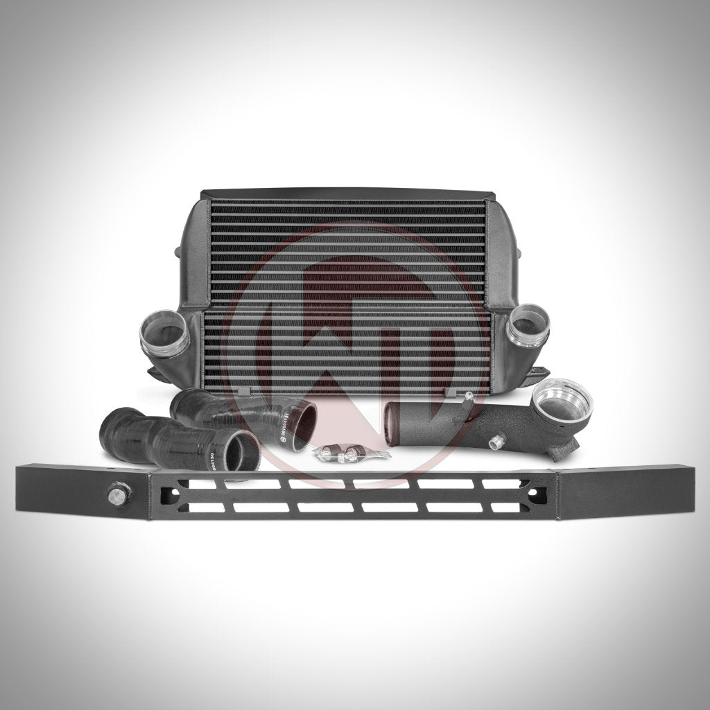 Das Wagner Tuning Evo 3 Competition Ladeluftkühler-Kit passend für BMW F2x, F87 N55 wird mit Schläuchen, Klemmen und Halterung gezeigt – ideal für FBO-Setups und perfekt für leistungsstarke M135i/M235i-Ladeluftkühler-Upgrades.
