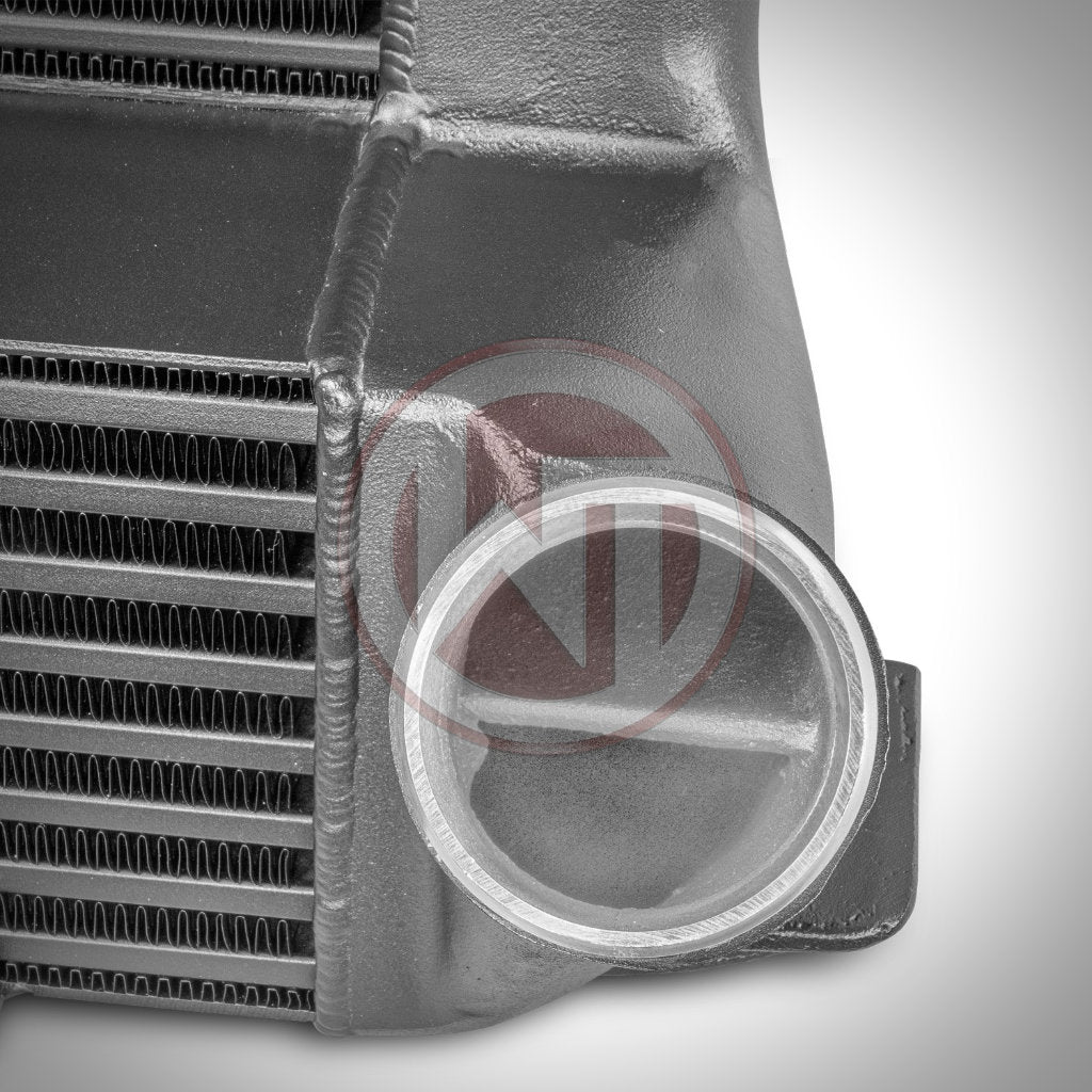 Nahaufnahme des Wagner Tuning Evo 3 Competition Ladeluftkühlers passend für BMW F2x, F87 N55, mit hervorgehobenen detaillierten Lamellen und runder Einlassöffnung auf der rechten Seite.