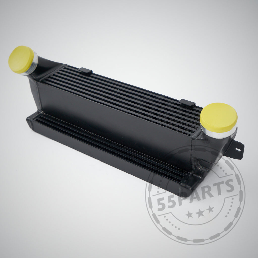 Schwarzer Upgrade-Ladeluftkühler passend für BMW 325d, 330d, 335d M57 mit gelben Endkappen, abgebildet auf hellem Hintergrund. Ideales Tuningteil für mehr Leistung.