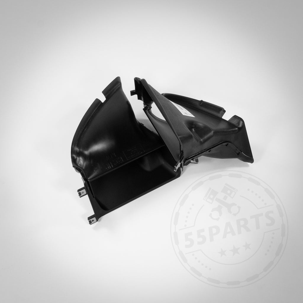 IS-Luftführungen passend für Facelift M-Paket. Front eines BMW 3er Coupé E92 E93, Autoteil von BMW, aus schwarzem Kunststoff, auf weißem Hintergrund mit einem schwachen 55Parts-Logo-Wasserzeichen.