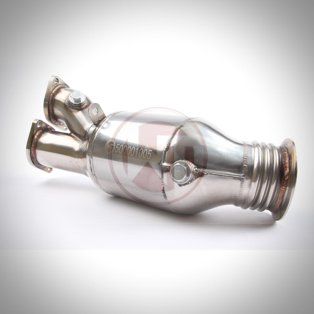 Auf weißem Hintergrund ist die Wagner Tuning High Flow Downpipe mit 200 Zellen Katalysator passend für BMW 135i, 335i(x) N55 E-Serie abgebildet.