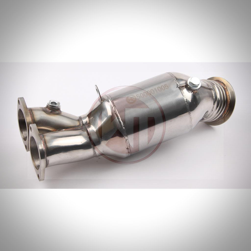 Das Wagner Tuning High Flow Downpipe mit 200-Zellen-Katalysator, entwickelt für die BMW 135i und 335i(x) N55 E-Serie, verfügt über zwei Einlässe und einen einzelnen Auslass, ist perfekt für FBO-Setups und kompatibel mit strömungsoptimierten Downpipes.