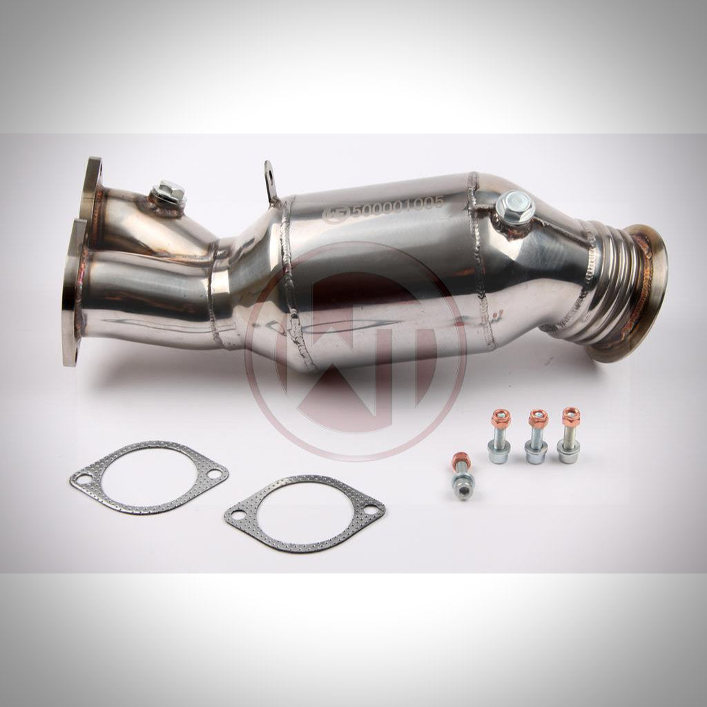 Wagner Tuning High Flow Downpipe mit 200 Zeller Katalysator passend für BMW 135i, 335i(x) N55 E-Serie inkl. Flansche, Dichtungen & Schrauben präsentiert auf weißem Hintergrund.