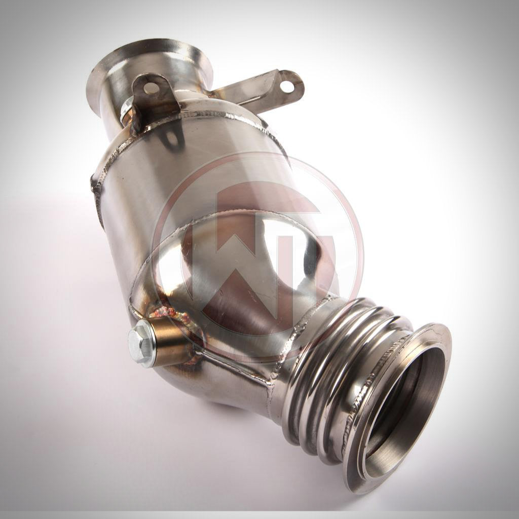 Die Wagner Tuning 3" Downpipe mit 200-Zellen-Katalysator, Schweißverbindungen und Montagehalterungen passt passend für BMW M135i, 335i(x), 435i(x) N55 F-Serie bis 06/2013; Abbildung auf weißem Hintergrund.