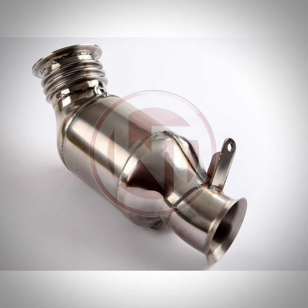 Die Wagner Tuning 3" Downpipe mit 200-Zellen-Kat passend für BMW M135i, 335i(x) und 435i(x) N55 F-Serie (bis 06/2013), abgebildet mit Schweißnähten, ist ideal für FBO-Setups und wird vor einem schlichten weißen Hintergrund angezeigt.