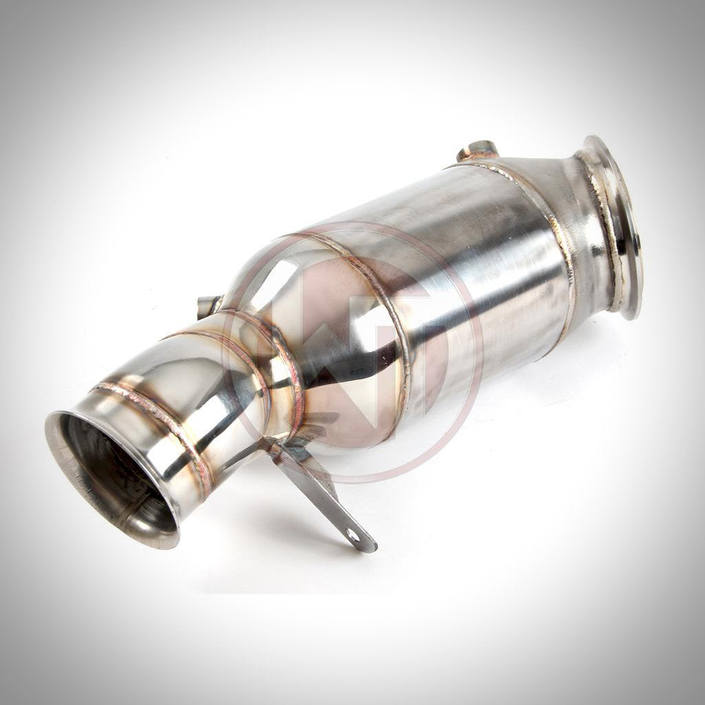 4" Wagner Tuning Downpipe mit 300-Zellen-Katalysator passend für BMW M135i, M235i, M2, 335i(x) N55 F-Serie (ab 07/2013), abgebildet mit Schweißnähten auf weißem Hintergrund.