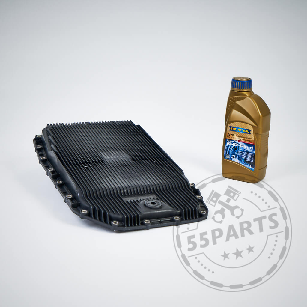 Eine schwarze Getriebeölwanne und eine Flasche 55Parts Getriebeöl auf weißem Hintergrund – perfekt als Getriebeölwechsel-Set für optimalen Verschleißschutz.