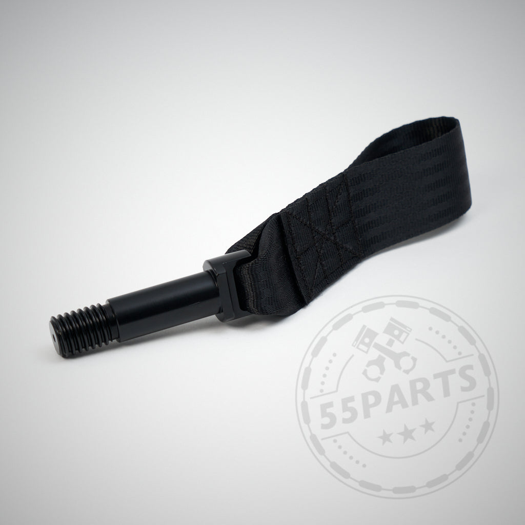 Schwarze Abschleppschlaufe Motorsport, passend für BMW F-Serien (auch F87, F82), mit robustem Gurtband und Metallende auf hellem Hintergrund mit dezentem 55Parts Logo – ideal für dein Motorsportfahrzeug.