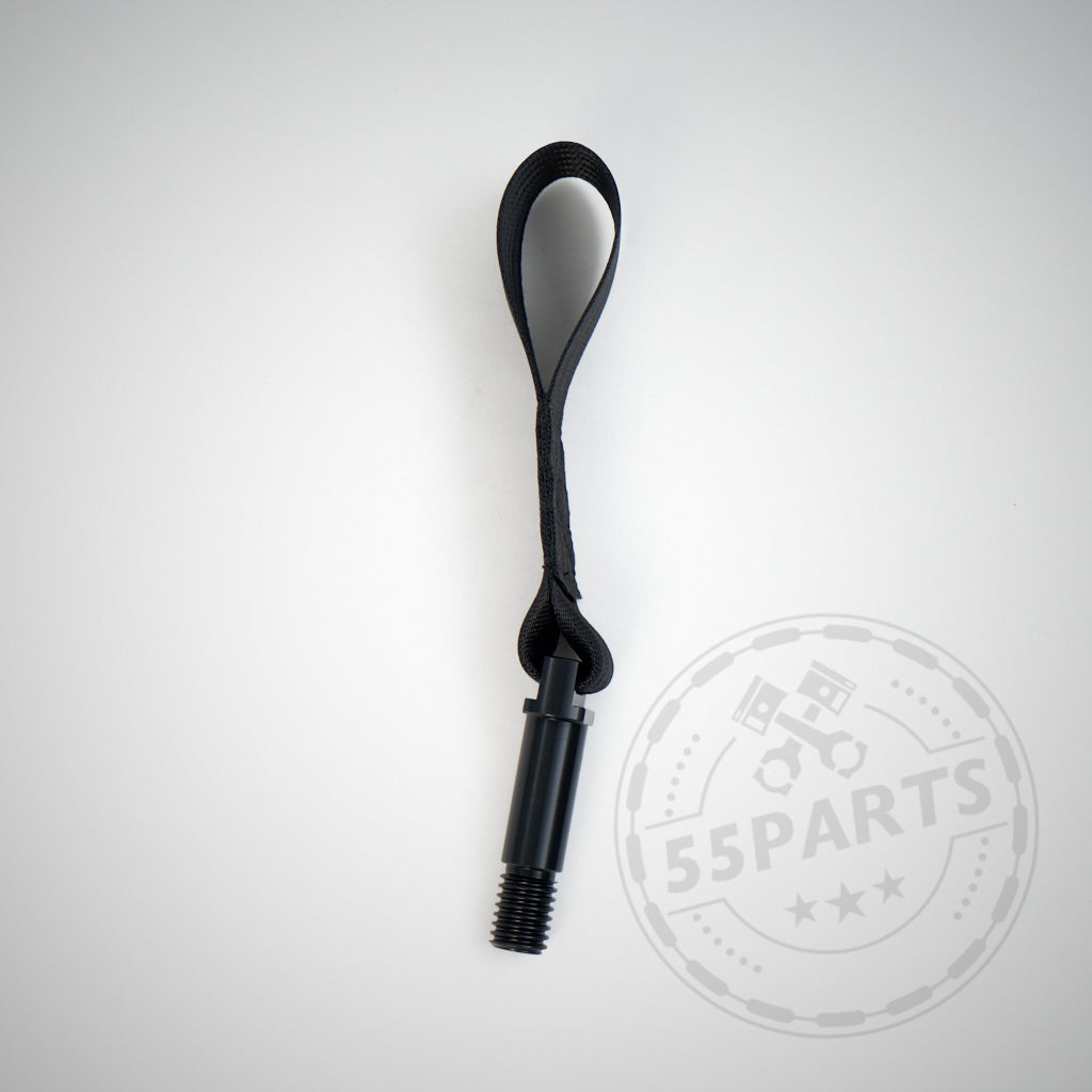 Die 55Parts Abschleppschlaufe Motorsport passend für BMW F-Serien (inkl. F87, F82) verfügt über einen schwarzen Metallgewindestift mit einer schwarzen Gurtband-Stoffschlaufe – der perfekte Abschlepphaken für Ihr BMW Motorsportfahrzeug. Auf weißem Hintergrund angezeigt.