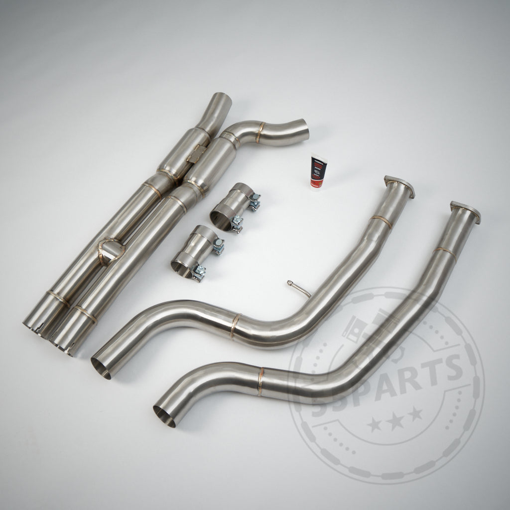 Die 55Parts High Flow Midpipe ohne OPF und Kats, entwickelt für den BMW M2 Competition, wird zusammen mit Rohren, Klemmen, Schrauben und Schmiermittel auf einem hellen Hintergrund angezeigt.