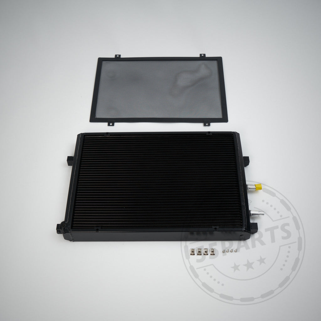 Der 55Parts Aluminium-Upgrade-Kühlmittelkühler passend für BMW M2 Competition, M3 und M4 S55 umfasst ein Sieb, vier Schrauben und vier kleine Metallverbinder, die auf einem hellen Hintergrund dargestellt sind.