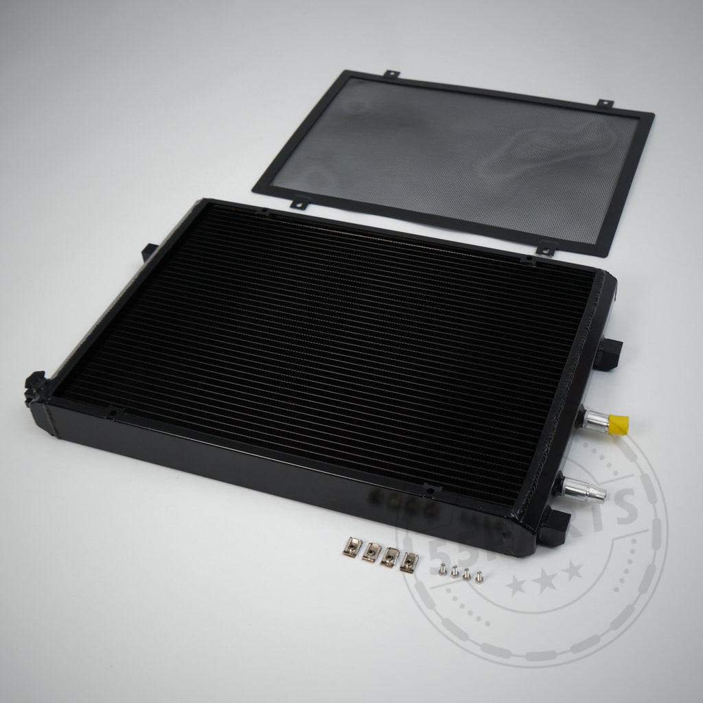 55Parts Aluminium-Upgrade-Kühlmittelkühler, Wasserkühler, Ladeluftkreislauf passend für BMW M2 Competition, M3, M4 S55, abgebildet mit Maschensieb und Metallbeschlägen auf grauem Hintergrund, ausgelegt für hohe Leistung und Zuverlässigkeit.