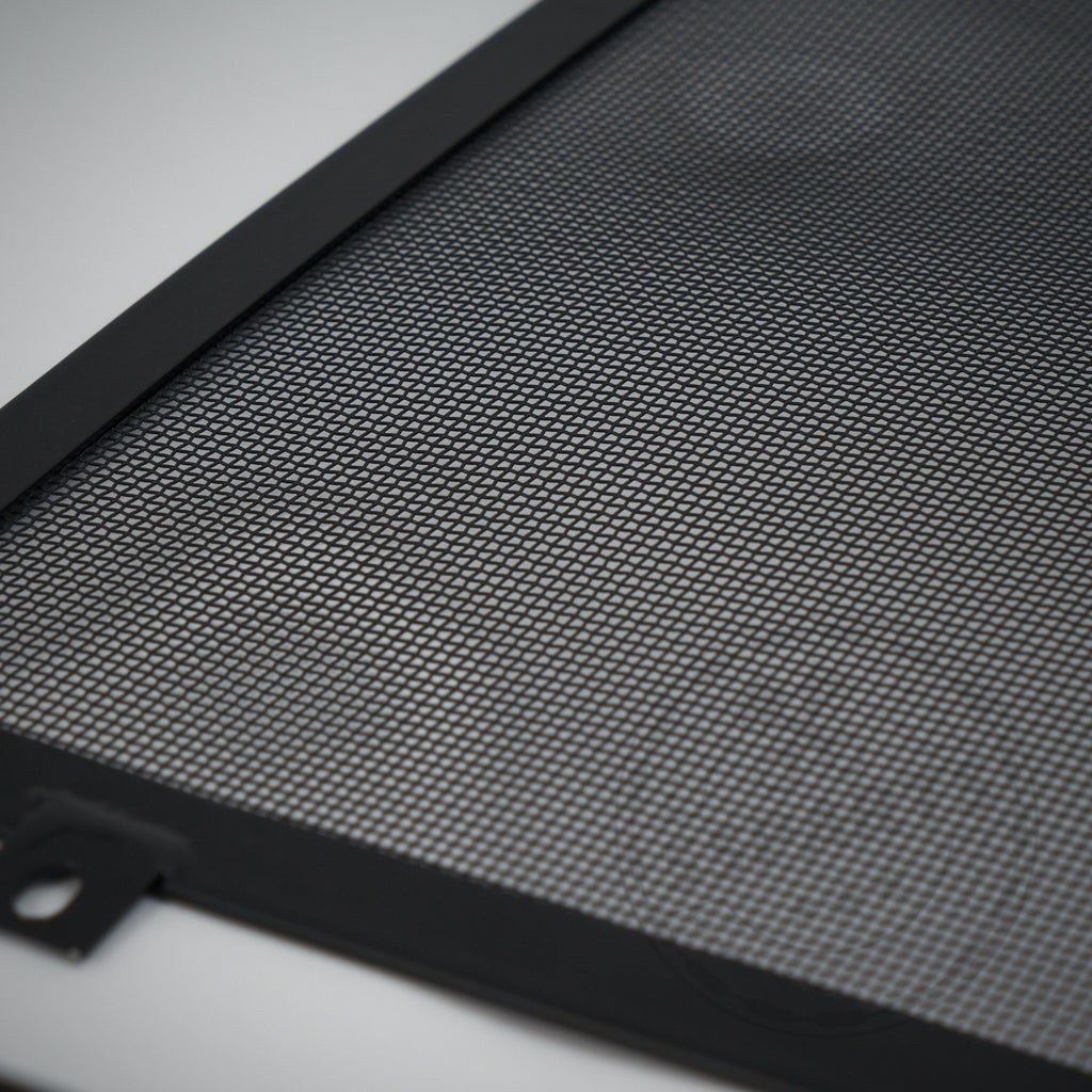 Nahaufnahme eines 55Parts Aluminium-Upgrade-Kühlmittelkühlers, Wasserkühler-Ladeluftkreislauf passend für BMW M2 Competition, M3 und M4 S55, mit einem schwarzen Metallgitter auf einer weißen Oberfläche.