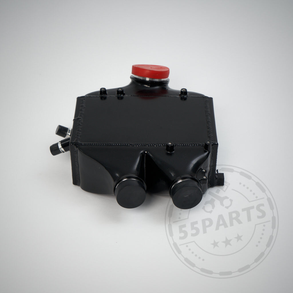 55Parts Aluminium-Upgrade-Ladeluftkühler passend für BMW M2 Competition, M3 und M4 S55, abgebildet in Schwarz mit roter Kappe, zwei Anschlüssen und einem dezenten 55Parts-Wasserzeichen auf weißem Hintergrund.