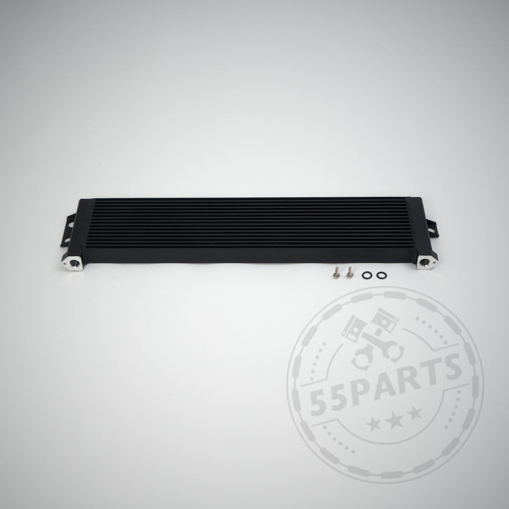 Schwarzer Upgrade Ölkühler passend für BMW M2 Competition, M3, M4 S55 mit Schrauben und O-Ringen auf hellem Hintergrund; Wasserzeichen sichtbar.