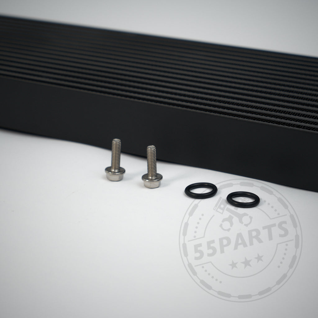 Upgrade Ölkühler, passend für BMW M2 Competition, M3 und M4 S55. Enthält schwarzen Metallgrill, zwei Schrauben und zwei Gummischeiben auf weißem Hintergrund mit dezentem Logo – ideal für Ölkühleranwendungen.
