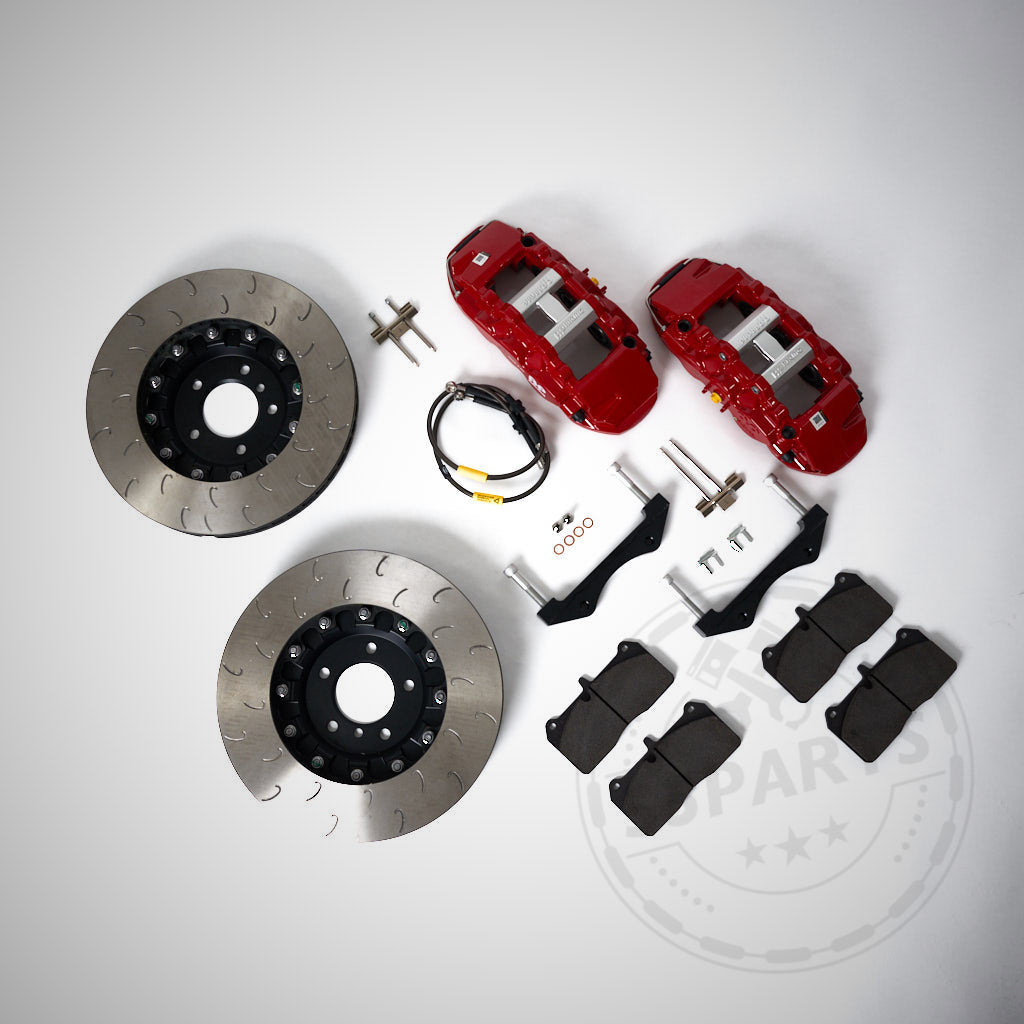 55Parts Special: AP Racing Radi-CAL CP8520 6-Kolben 370x36mm Big Brake Kit für Straßeneinsatz—hochwertiges Bremskit mit roten Bremssätteln, zwei Bremsscheiben, Belägen, Schrauben und Kabeln passend für BMW Modelle auf weißem Untergrund.