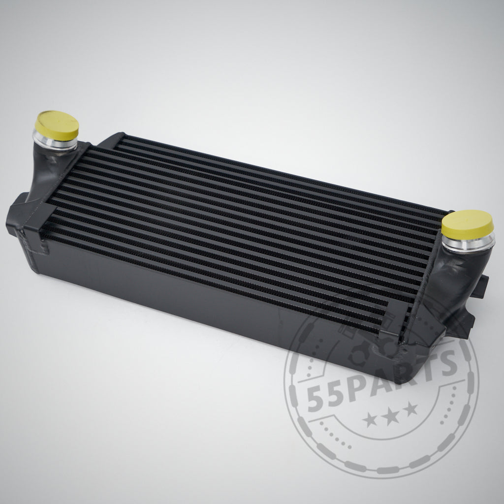 Upgrade Ladeluftkühler passend für BMW F-Serie 5er, 6er, 7er (Diesel und Benziner): Schwarzer Ladeluftkühler mit gelben Endkappen – ideal als hochwertiges Tuning Teil zur Leistungssteigerung auf hellem Hintergrund.