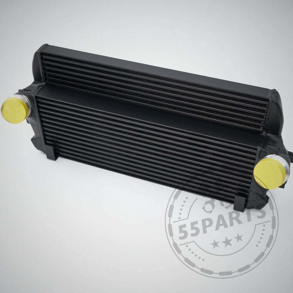Upgrade Ladeluftkühler passend für BMW F-Serie 5er, 6er, 7er (Diesel & Benziner) mit gelben Endkappen auf hellem Hintergrund – perfekt für Tuning-Teile-Fans. Sichtbares 55Partss Logo-Wasserzeichen.