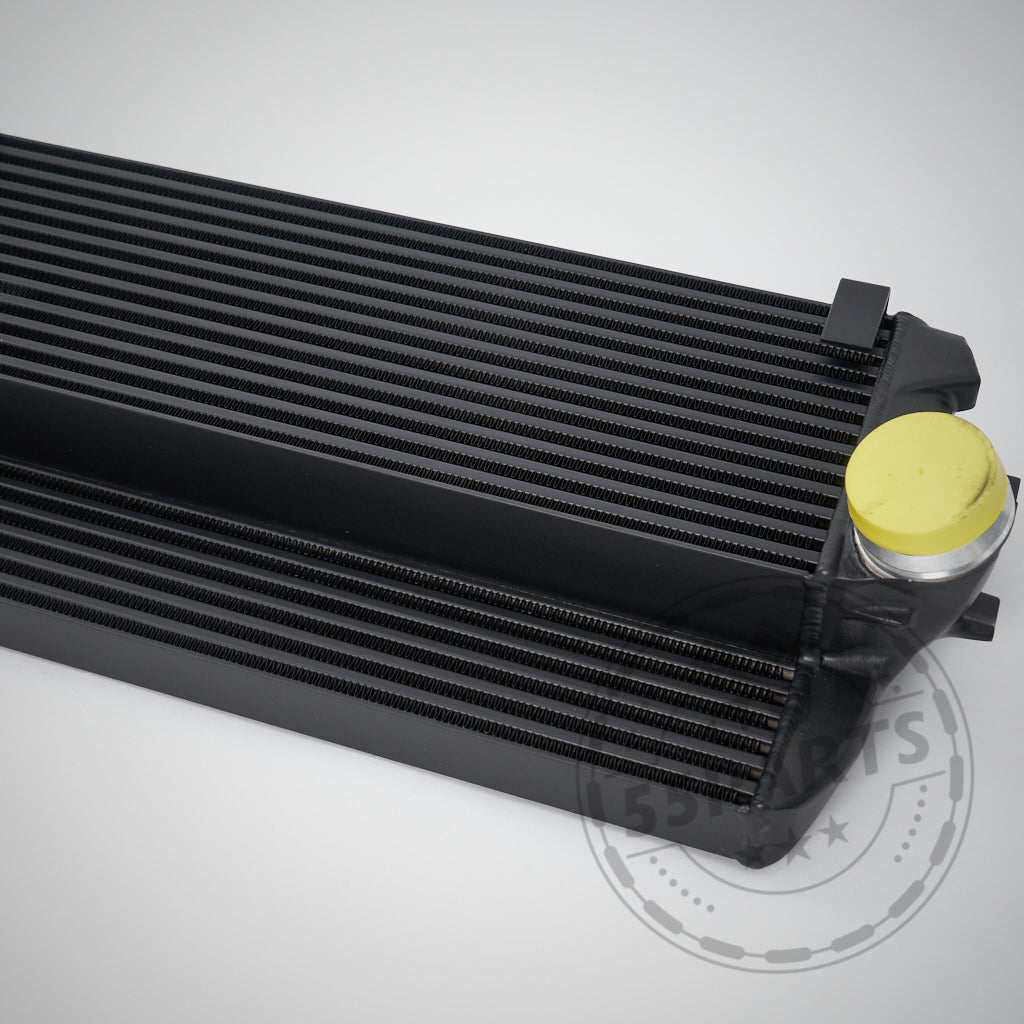 Der 55Parts Upgrade Ladeluftkühler, passend für BMW F-Serie 5er, 6er, 7er (Diesel & Benziner), besticht durch sein schwarzes Design mit gelber Kappe und eignet sich ideal für Tuning-Teile-Upgrades. Abgebildet auf hellgrauem Hintergrund.