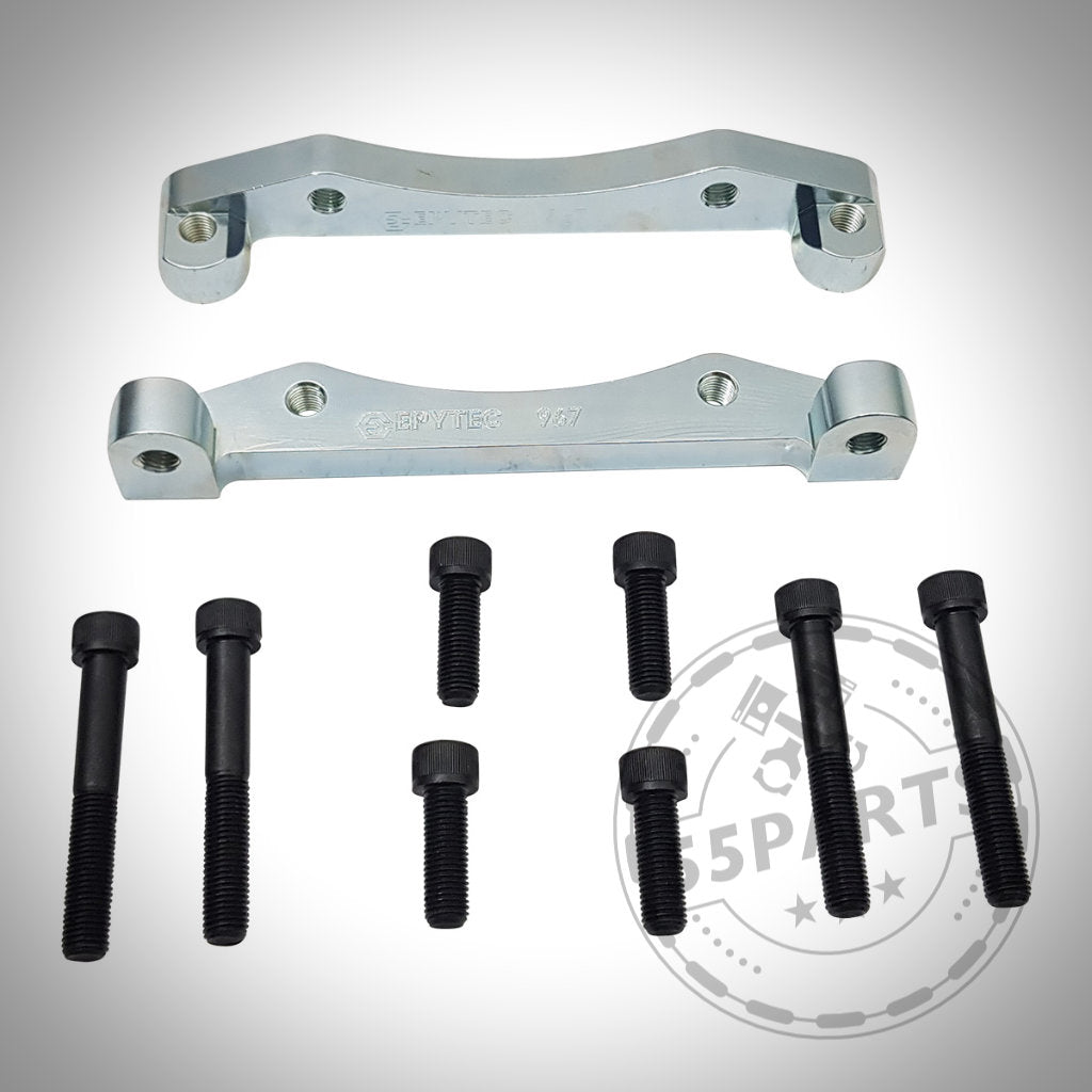 Auf weißem Untergrund mit verblasstem Logo sind zwei silberne Metallhalterungen und acht schwarze Bolzen von Epytec für den Bremssatteladapter für 6-Kolben Bremssattel BMW 135i 345x28 Bremsscheibe BMW E46 CSL, passend für BMW E92, E93 und E91, angeordnet.