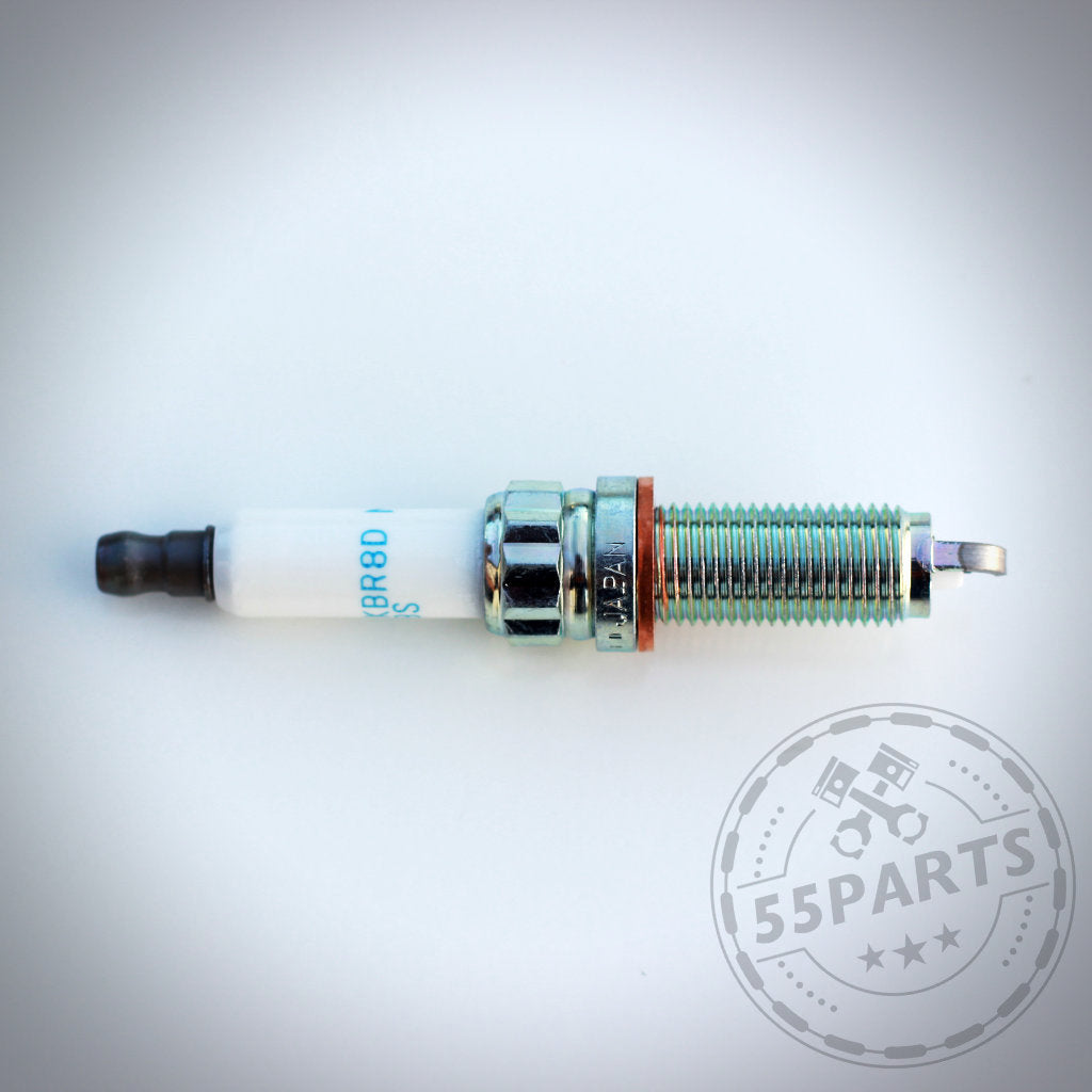 Vor einem hellen Hintergrund ist ein Zündkerzen-Set NGK 97506 (SILZKBR8D8S) von NGK mit weißem Keramikisolator und Metallgewinde abgebildet.