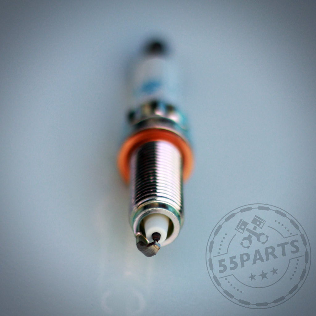 Nahaufnahme einer Zündkerze des NGK Zündkerzen-Sets 97506 (SILZKBR8D8S) mit dem 55Parts-Logo in der unteren rechten Ecke.