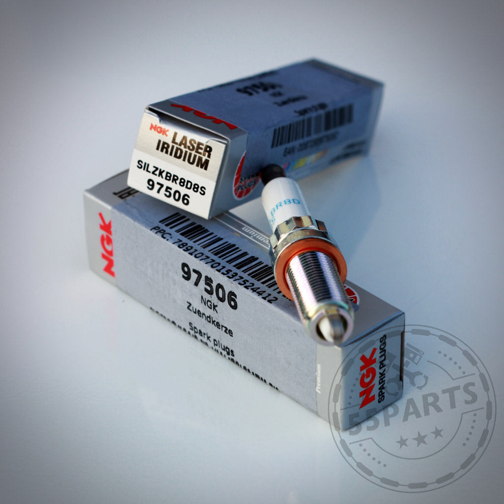 Das Zündkerzen-Set NGK 97506 (SILZKBR8D8S) von NGK bietet präzisen Zündwinkel und optimale Leistung bei jedem Ladedruck – auf der beschrifteten Verpackung leicht zu erkennen.