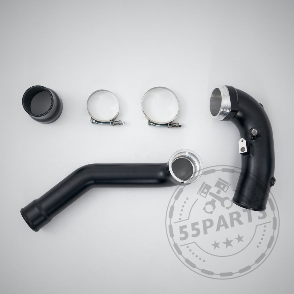 Dieses Aluminium-Chargepipe-Set für die BMW G-Serie und den Toyota Supra B58 (TÜ) ist auf einem hellgrauen Hintergrund mit dem 55Parts-Logo abgebildet und umfasst zwei schwarze Rohre, zwei Metallklemmen und eine schwarze Kupplung – perfekt für Ihr FBO-Setup.