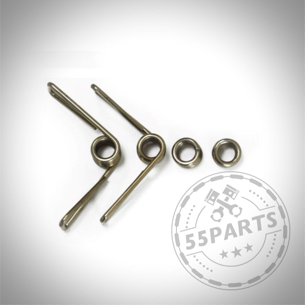 Zwei Metallfedern und zwei Metallringe auf hellem Hintergrund, perfekt als Belag-Vorspannkit Anti-Rattle-Zubehör für AP Racing Pro 5000R Bremssättel CP9440/9448/9449/9660/9665/9668.