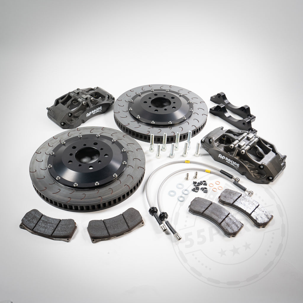 Das 55Parts-Special: AP Racing Pro 5000 R CP9660 Big Brake Kit für die BMW Rennstrecke umfasst Rotoren, Bremssättel, Bremsbeläge, Schläuche und Hardware – alles auf weißem Hintergrund dargestellt.