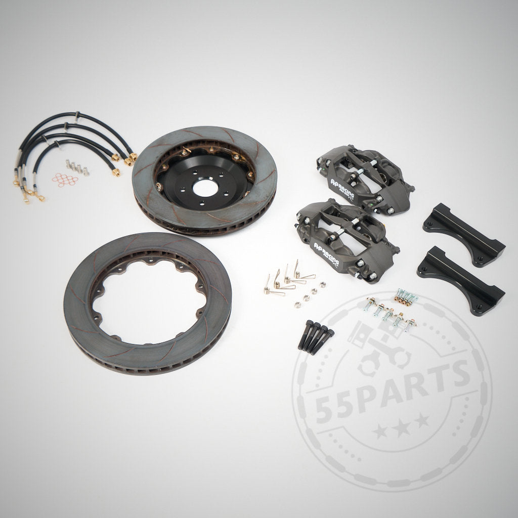 Das 55Parts-Special: Das AP Racing Pro 5000 R 4-Kolben Big Brake Kit für GR Yaris & BMW (vorne und hinten) beinhaltet Bremsscheiben, Bremssättel, Halterungen, Schläuche und Zubehör – ideal für den Einsatz auf der Rennstrecke. Abbildung auf hellem Hintergrund.