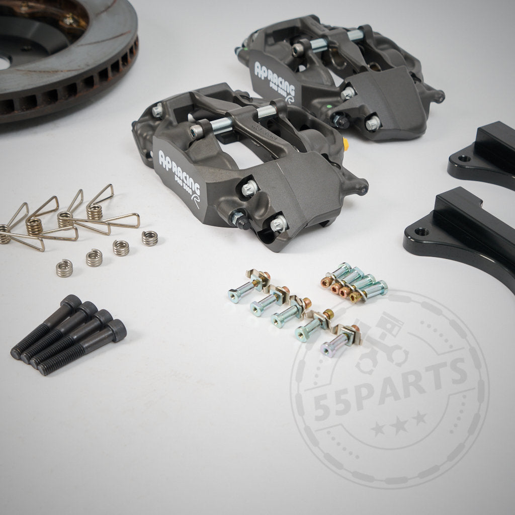 Das 55Parts-Special: AP Racing Pro 5000 R 4-Kolben Big Brake Kit für GR Yaris und BMW-Modelle (Vorder- und Hinterachse) wird ausgestellt, inklusive Bremssätteln, Schrauben und Hardware – perfekt für ein Hochleistungs-Bremsupgrade.